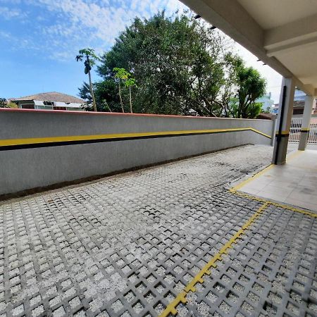 Apartamento 3 Quartos 8 Pessoas A 50 Mts Da Praia De Bombas, A 100M Da Passarela Do Ribeiro บอมบินญัส ภายนอก รูปภาพ